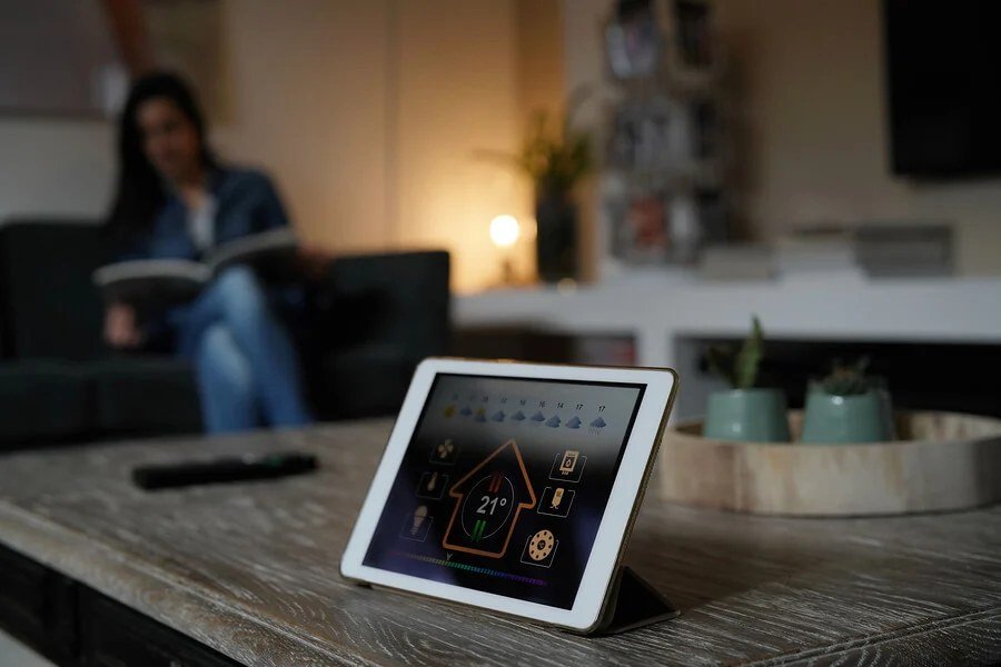 Sala de estar con una tablet que controla los dispositivos inteligentes del hogar
